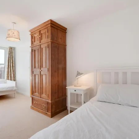 4 Bed In Whitby Oc-W001