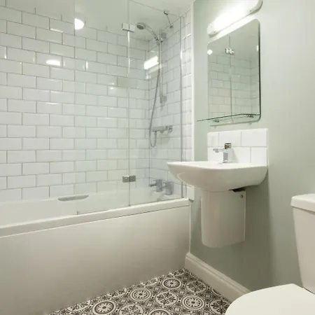 4 Bed In Whitby Oc-W001 וויטבי